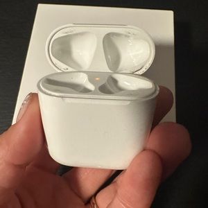 Apple Airpods 2nd Generation — CHARGING CASE ONLY
